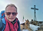 73 Riposo sul fresco della neve alla bella croce di vetta della Cornagera